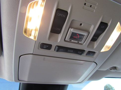 Used 2022 Toyota Highlander XLE AWD/4WD image 29