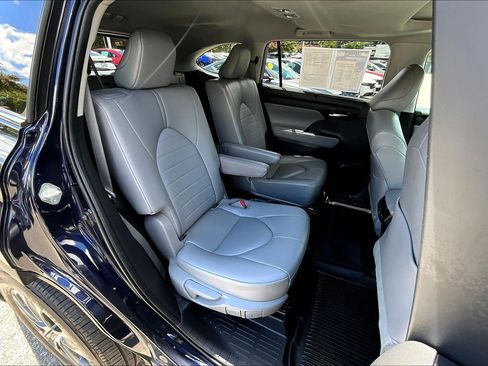 Used 2023 Toyota Highlander XLE AWD/4WD image 29