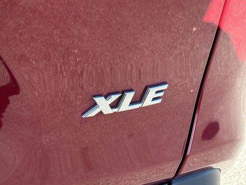 Used 2021 Toyota RAV4 XLE Premium image 3