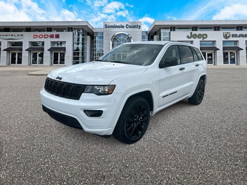 Used 2021 Jeep Grand Cherokee Laredo X AWD/4WD image 4