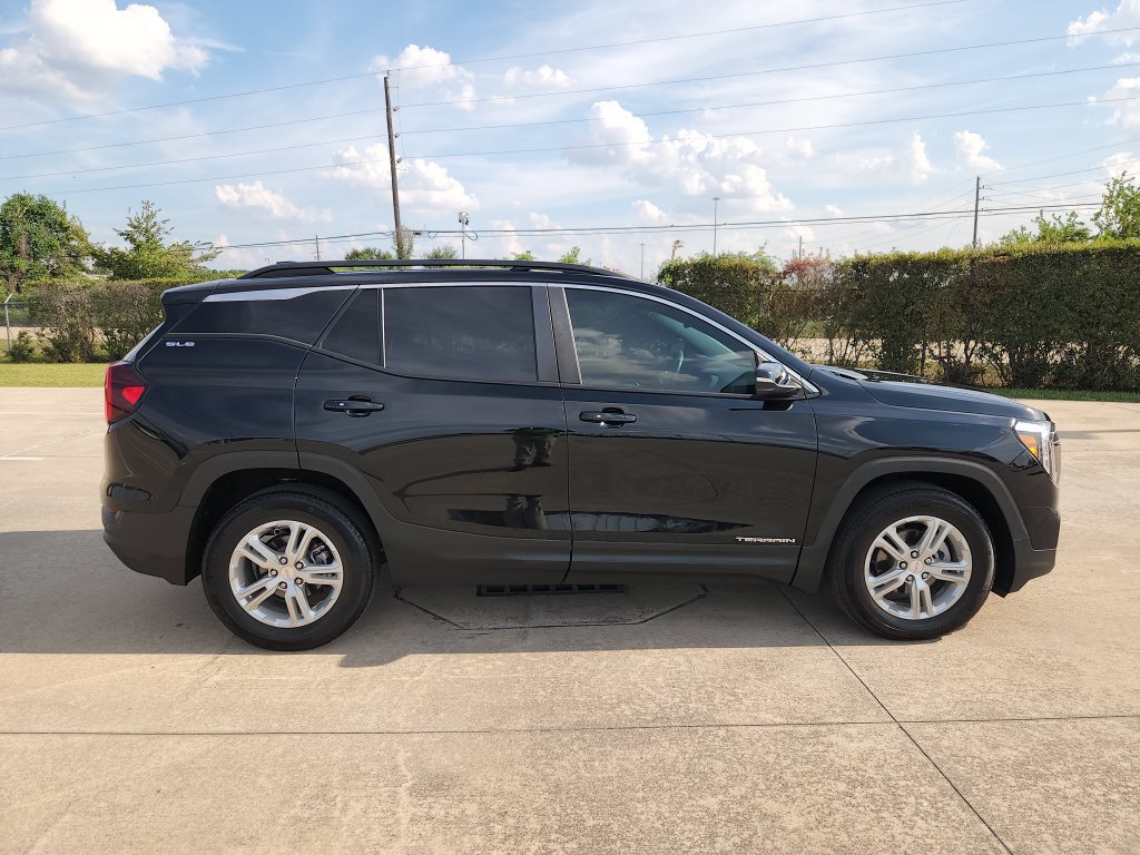 Used 2023 GMC Terrain SLE w/ Driver Convenience Package FWD image 4