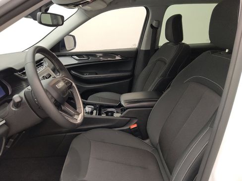 Used 2023 Jeep Grand Cherokee Laredo RWD image 17