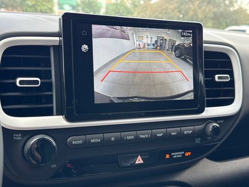Used 2025 Hyundai Venue Limited FWD image 11