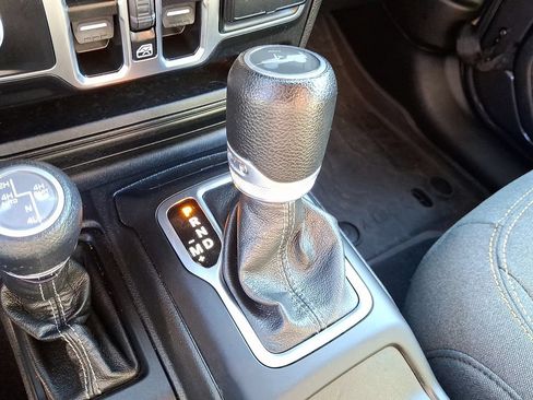 Used 2024 Jeep Wrangler Unlimited Sahara AWD/4WD image 14