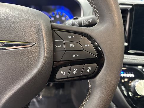 Used 2025 Chrysler Pacifica Limited image 13