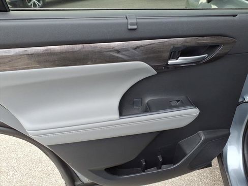 Used 2024 Toyota Highlander Platinum AWD/4WD image 22