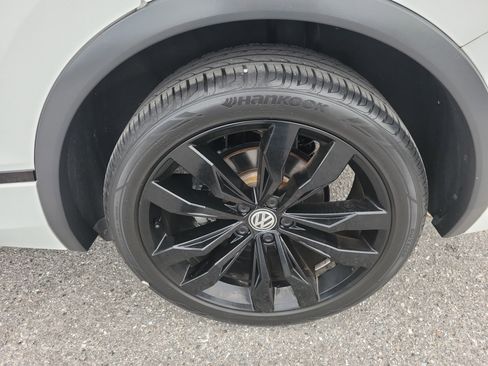Used 2020 Volkswagen Tiguan SE R-Line image 32