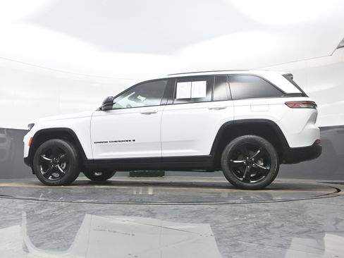 Used 2023 Jeep Grand Cherokee Altitude image 27