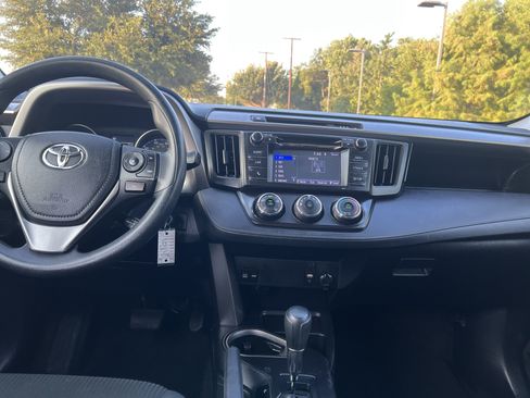 Used 2018 Toyota RAV4 LE FWD image 24