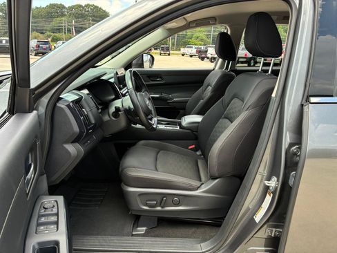Used 2024 Nissan Pathfinder SV FWD image 11