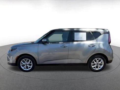 Used 2025 Kia Soul LX w/ LX Technology Package FWD image 9