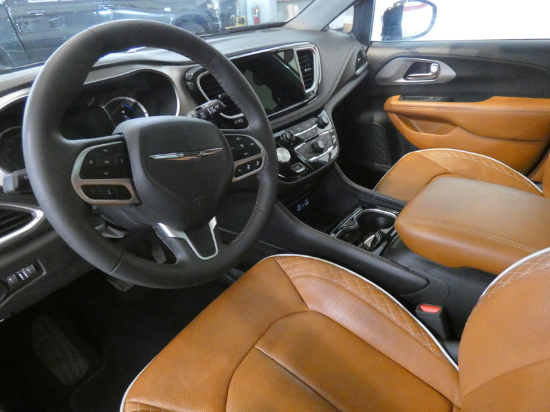 Used 2025 Chrysler Pacifica Pinnacle FWD image 8