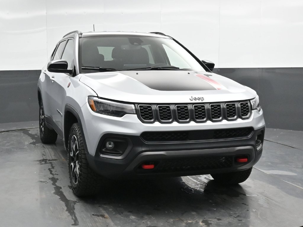 Used 2024 Jeep Compass Trailhawk AWD/4WD image 4