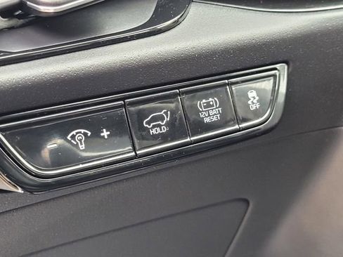 Used 2023 Kia Niro SX image 17