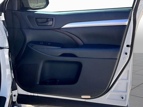 Used 2018 Toyota Highlander Plus FWD image 21
