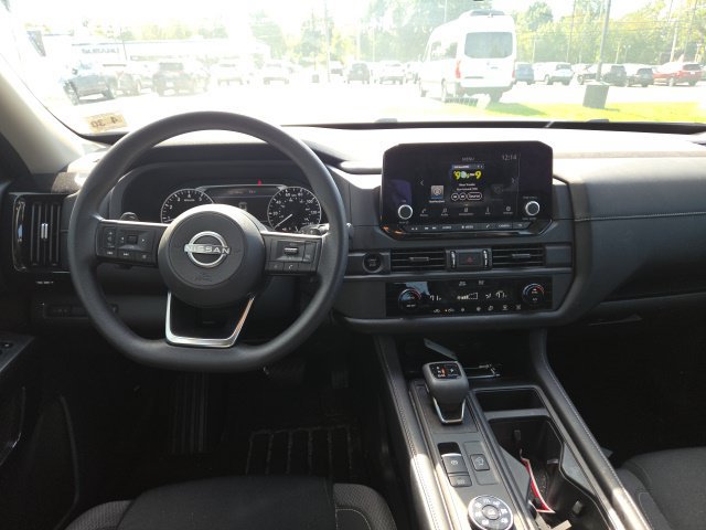 Used 2025 Nissan Pathfinder S AWD/4WD image 18