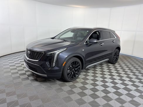 Used 2022 Cadillac XT4 Premium Luxury w/ Technology Package AWD/4WD image 2