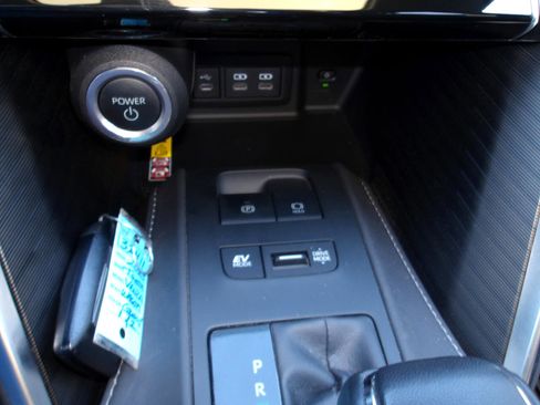 Used 2023 Toyota Venza Limited image 22