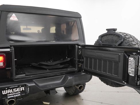 Used 2018 Jeep Wrangler Sport AWD/4WD image 9