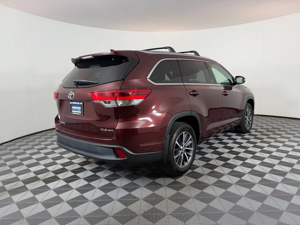 Used 2017 Toyota Highlander XLE AWD/4WD image 3