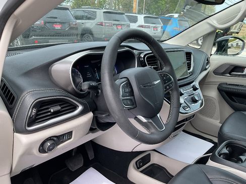 Used 2024 Chrysler Pacifica Touring-L FWD image 10