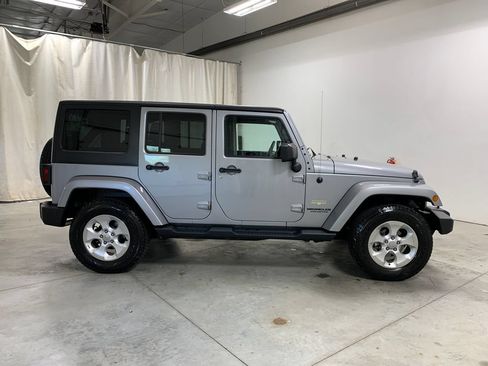 Used 2015 Jeep Wrangler Unlimited Sahara w/ Connectivity Group AWD/4WD image 12