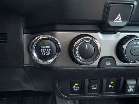 Certified 2022 Toyota Tacoma Limited AWD/4WD image 31