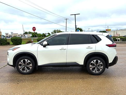 Used 2023 Nissan Rogue SV image 2