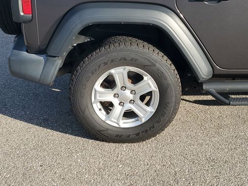 Used 2018 Jeep Wrangler Unlimited Sport S image 11