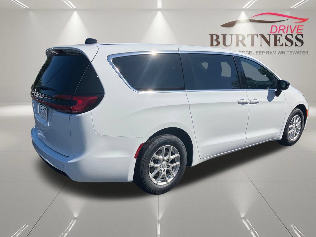New 2027 Chrysler Pacifica Select FWD image 5