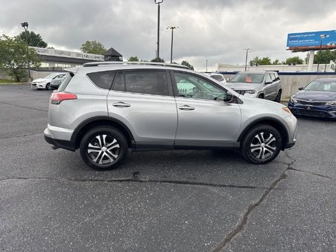 Used 2017 Toyota RAV4 LE AWD/4WD image 6