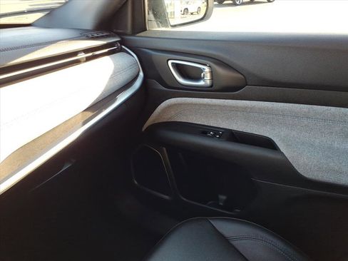 Used 2024 Jeep Compass Latitude image 19