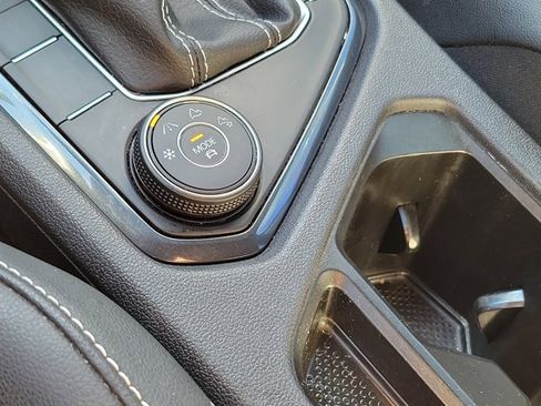 Used 2023 Volkswagen Tiguan SE R-Line image 30