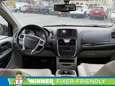 Used 2014 Chrysler Town & Country Touring-L w/ Driver Convenience Group image 12