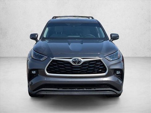 Used 2023 Toyota Highlander LE FWD image 2