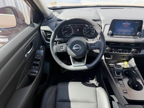 Used 2024 Nissan Rogue SV w/ SV Premium Package FWD image 10
