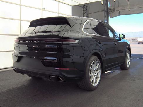 Used 2024 Porsche Cayenne w/ Premium Package AWD/4WD image 4