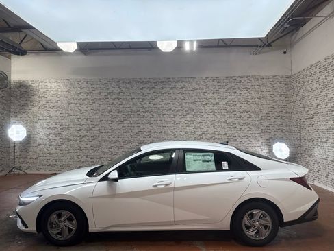 New 2026 Hyundai Elantra SE FWD image 4