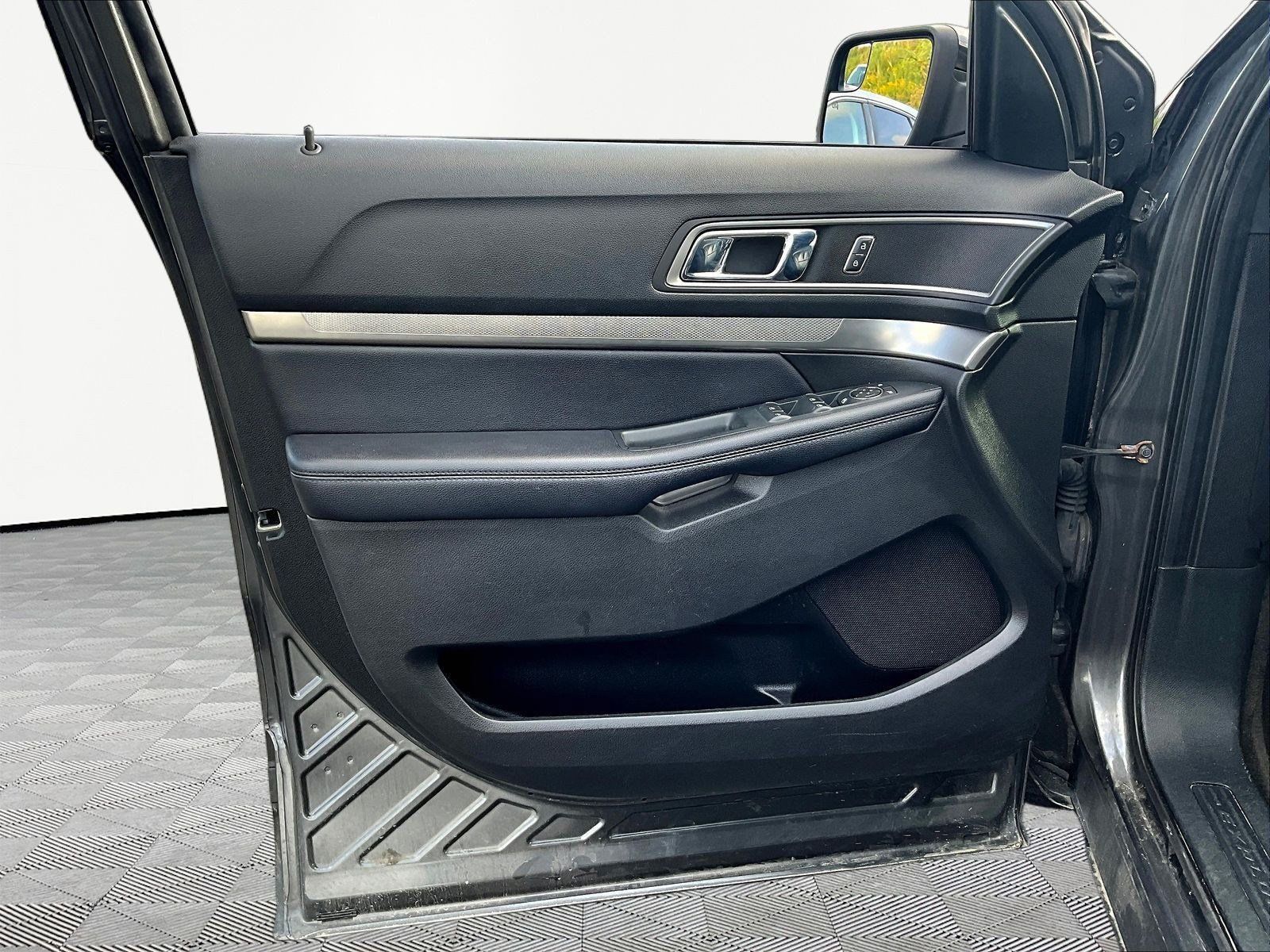 Used 2018 Ford Explorer XLT w/ Equipment Group 202A FWD image 20