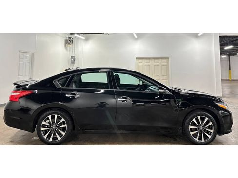 Used 2016 Nissan Altima 2.5 SL w/ 2.5 Technology Package FWD image 9