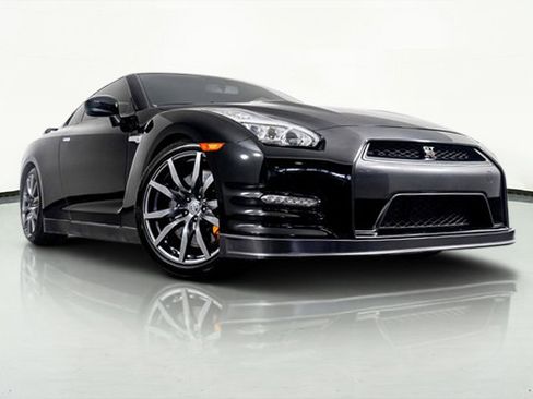 Used 2015 Nissan GT-R Premium image 2