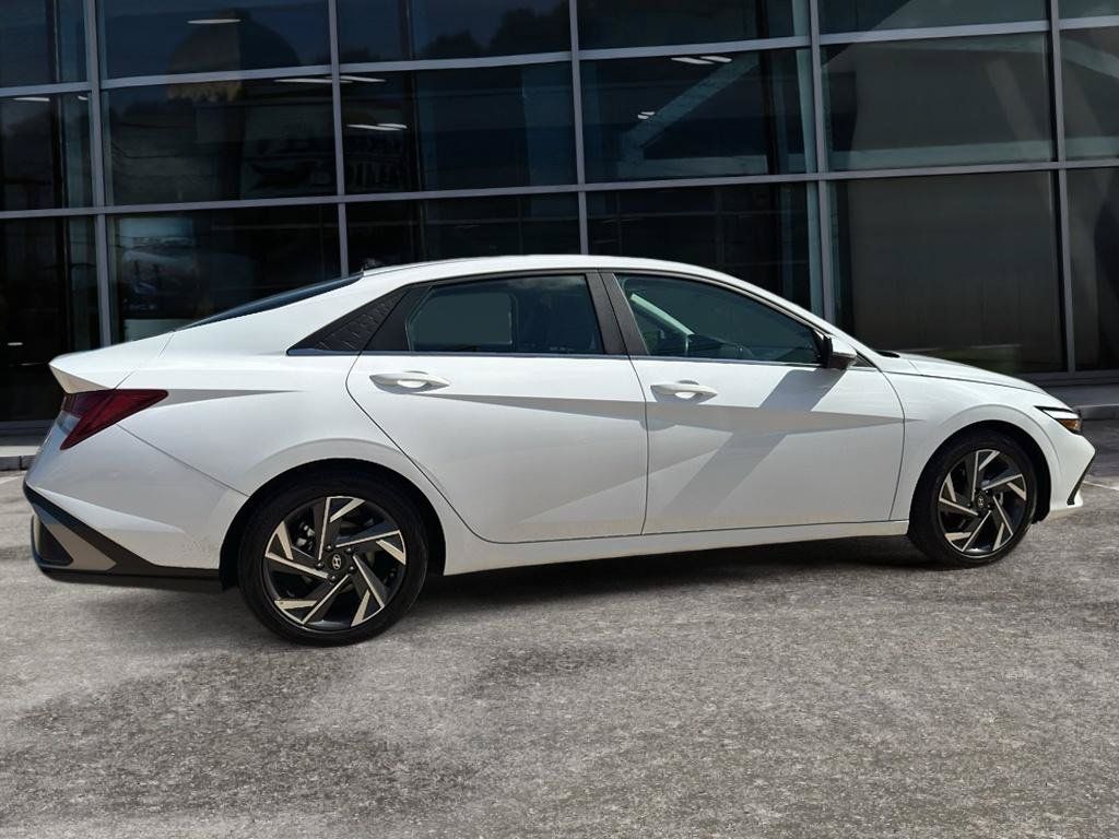 Used 2024 Hyundai Elantra Limited FWD image 7