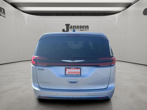 Used 2024 Chrysler Pacifica Touring-L image 3