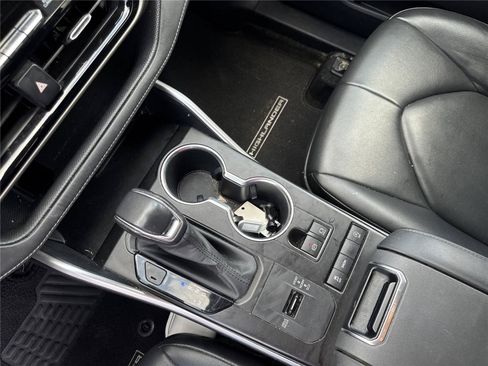 Used 2020 Toyota Highlander XLE FWD image 29