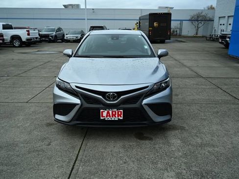 Used 2024 Toyota Camry SE image 3