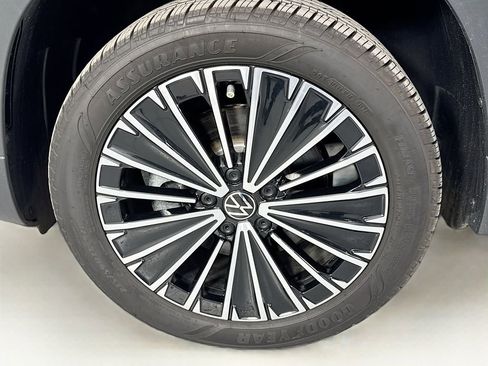 Used 2025 Volkswagen Taos SE image 40