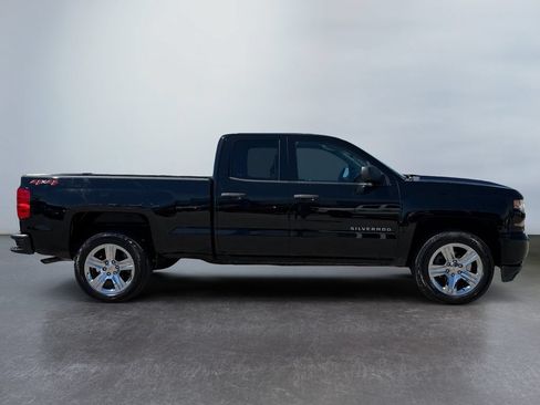 Used 2019 Chevrolet Silverado 1500 Custom w/ Custom Convenience Package AWD/4WD image 2