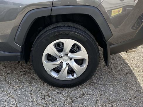 Used 2022 Toyota RAV4 LE image 9