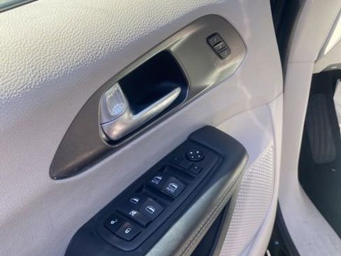 Used 2024 Chrysler Pacifica Touring-L FWD image 16