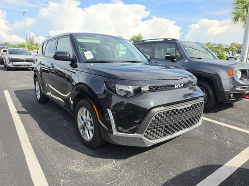 Certified 2025 Kia Soul LX w/ LX Technology Package FWD image 2